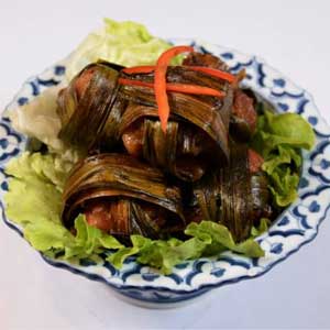 Poulet/des feuilles de pandanus